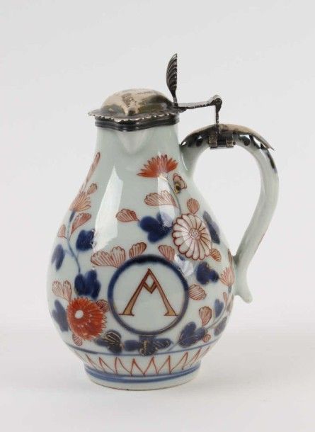 JAPON Verseuse en porcelaine à décor bleu, rouge et or dit Imari du monogramme A&hellip;