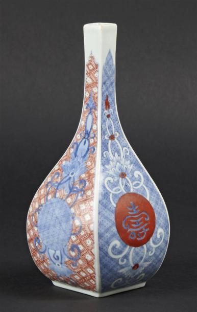 Null JAPON
Bouteille de forme balustre à quatre pans en porcelaine à décor bleu &hellip;