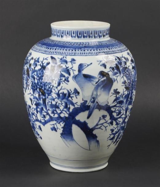 Null JAPON
Potiche en porcelaine de forme ovoïde à décor en bleu sous couverte d&hellip;