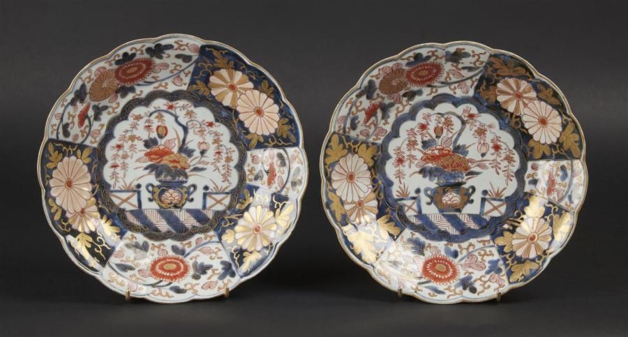 Null JAPON
Deux coupes polylobées en porcelaine à décor bleu, rouge et or dit Im&hellip;