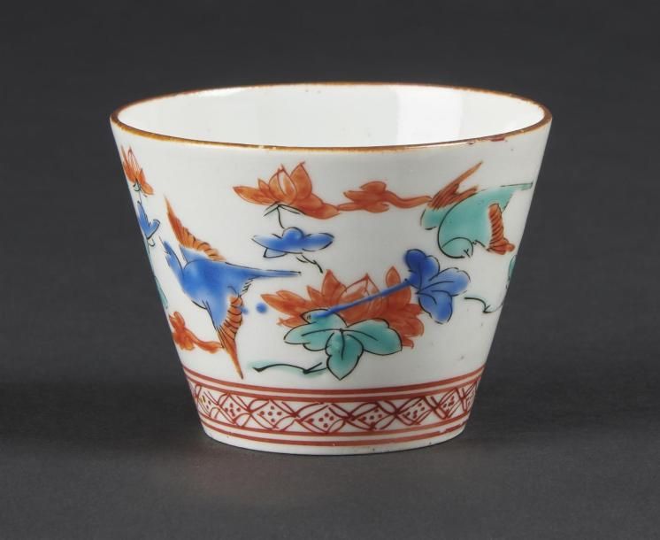 Null JAPON
Gobelet conique en porcelaine à décor polychrome Kakiemon de quatre o&hellip;