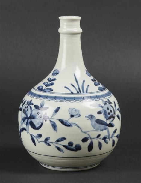 Null JAPON
Bouteille en porcelaine de forme ovoïde à décor en bleu sous couverte&hellip;