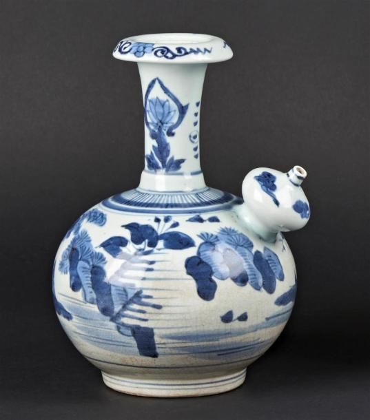 Null JAPON
Kendi en porcelaine à décor en bleu sous couverte de paysage lacustre&hellip;