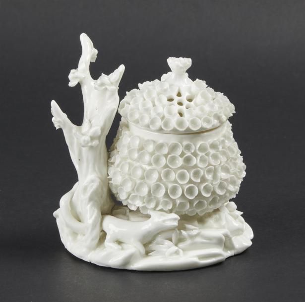 Null MENNECY
Vase pot-pourri couvert en porcelaine tendre émaillée blanche repos&hellip;