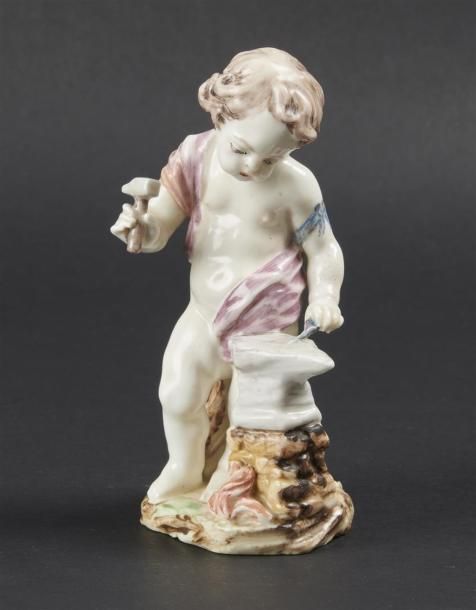 Null MENNECY
Statuette en porcelaine tendre représentant l'Amour forgeant sa flè&hellip;