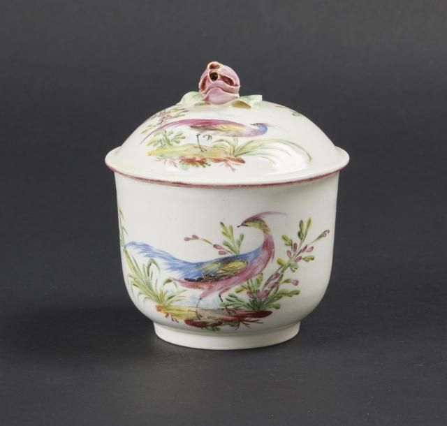 Null BOURG LA REINE
Pot à sucre couvert en porcelaine tendre à décor polychrome &hellip;