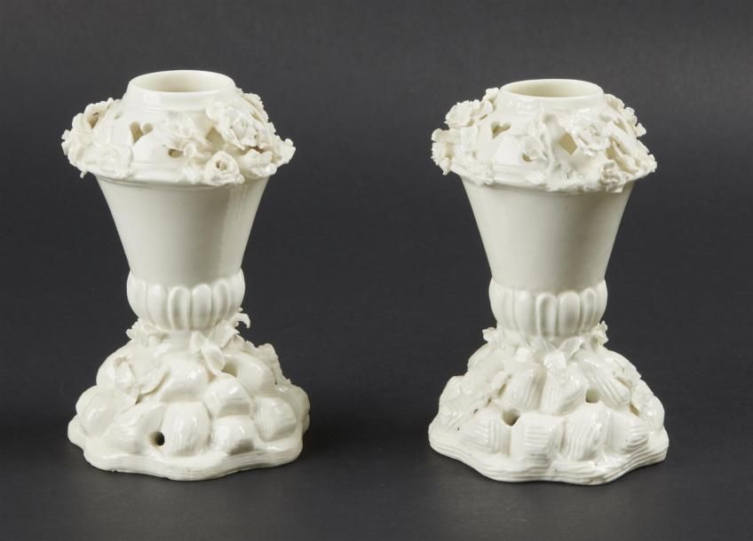 Null SAINT-CLOUD
Paire de vases pots-pourris en porcelaine tendre émaillée blanc&hellip;