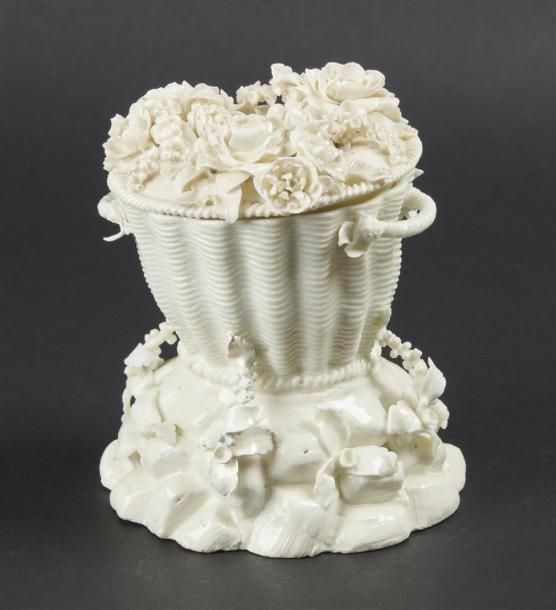 Null SAINT-CLOUD
Vase pot-pourri couvert en porcelaine tendre émaillée blanche e&hellip;