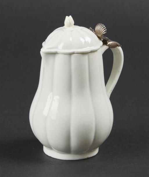 Null CHANTILLY
Pot à lait couvert à paroi godronnée en porcelaine tendre émaillé&hellip;