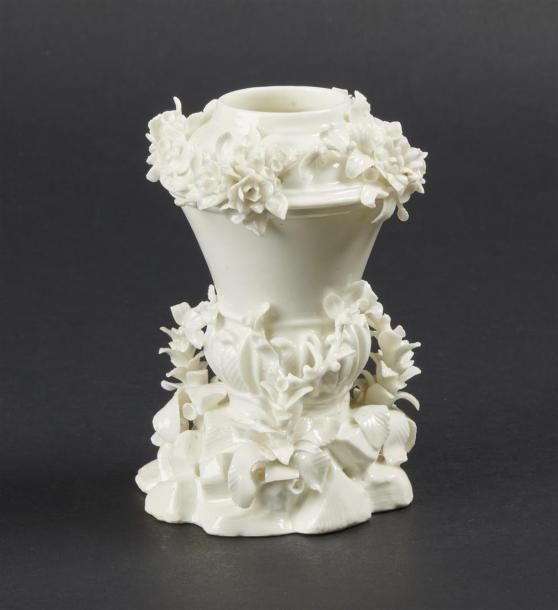 Null SAINT-CLOUD
Vase pot-pourri en porcelaine tendre émaillée blanche de forme &hellip;