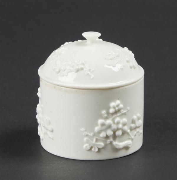 Null MENNECY
Pot à pommade cylindrique couvert en porcelaine tendre émaillée bla&hellip;
