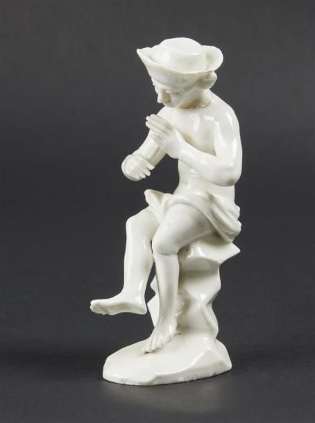 Null ORLEANS
Statuette en porcelaine tendre émaillée blanche représentant un hom&hellip;