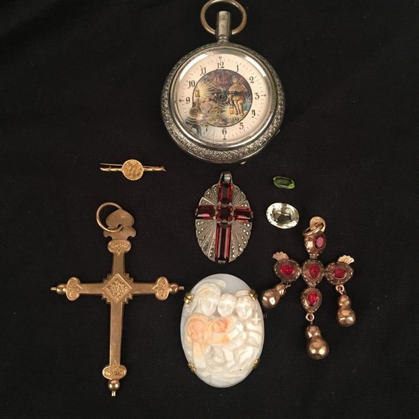 Null LOT divers en métal comprenant : trois pendentifs croix (accidentés) - une &hellip;