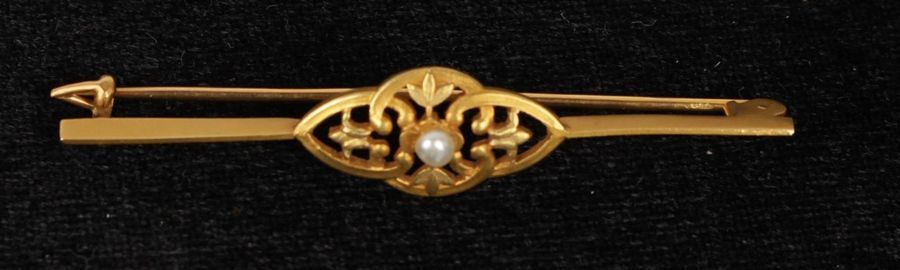 Null LOT comprenant : 
BROCHE or jaune 18 K ornée d'une petite perle - Poids bru&hellip;