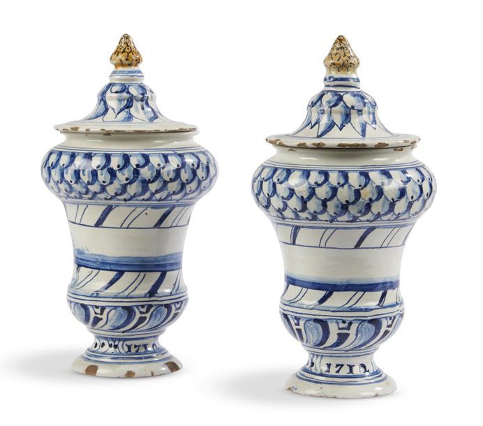 Null Italie
Paire de vase de forme balustre couverts en faïence à décor en camaï&hellip;