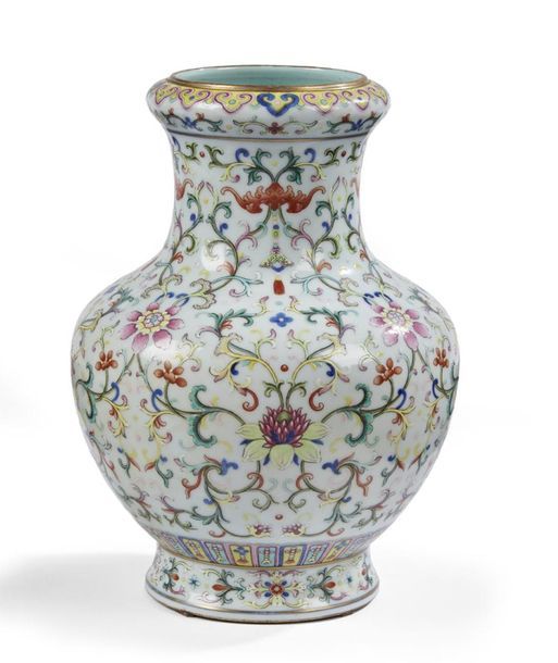 Null Chine
Vase de forme balustre en porcelaine à décor polychrome des émaux de &hellip;