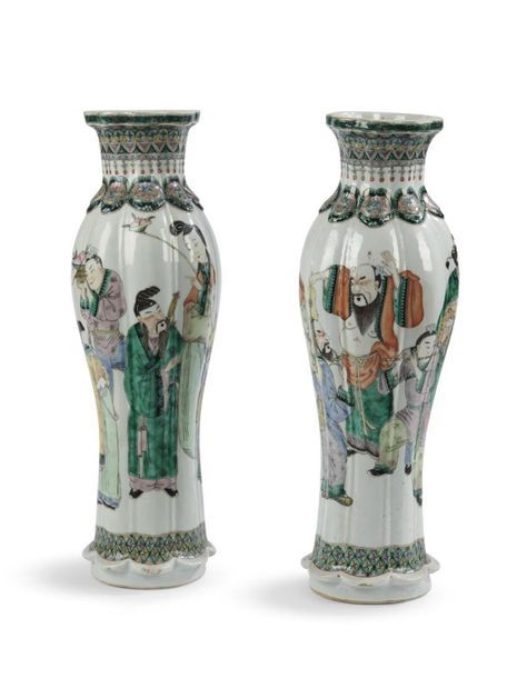 Null CHINE XIXe 
Paire de vases en porcelaine godronné à décor en émaux dans le &hellip;