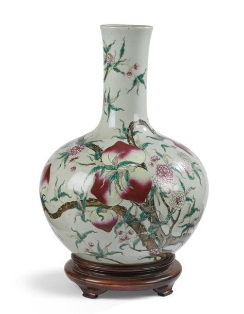 Null Chine 
Vase tianqiuping en porcelaine à décor polychrome des émaux de la Fa&hellip;
