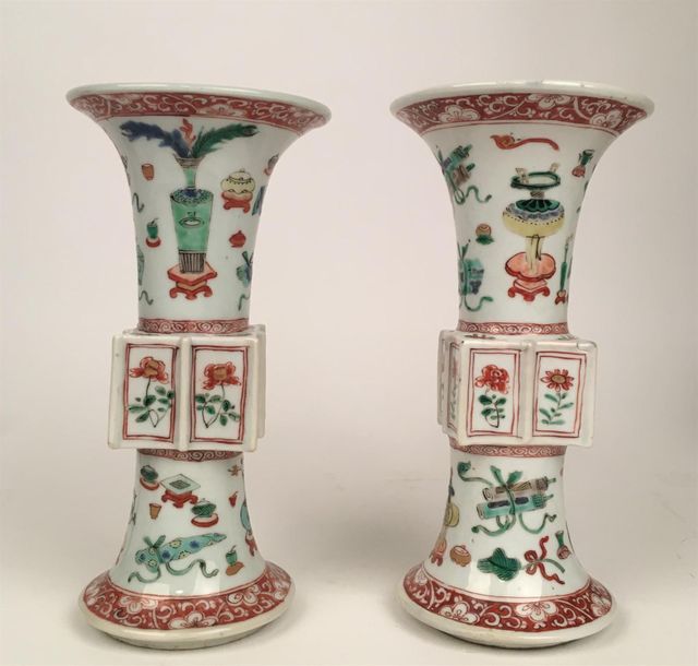 Null CHINE 
Paire de vases de forme cornet en porcelaine à section carrée au cen&hellip;