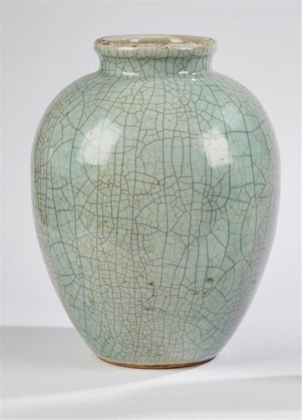 Null Chine 
Vase de forme ovoïde en porcelaine à fond céladon craquelé.
XIXème s&hellip;