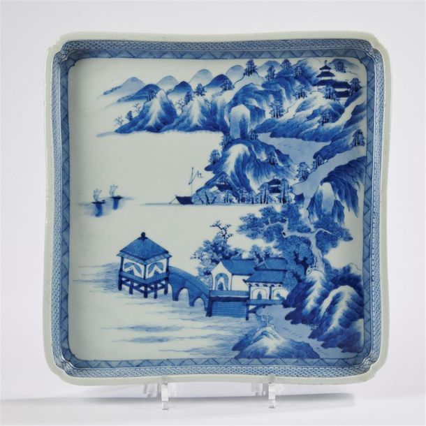 Null Japon
Grand plateau carré en porcelaine à décor en camaïeu bleu d'un paysag&hellip;