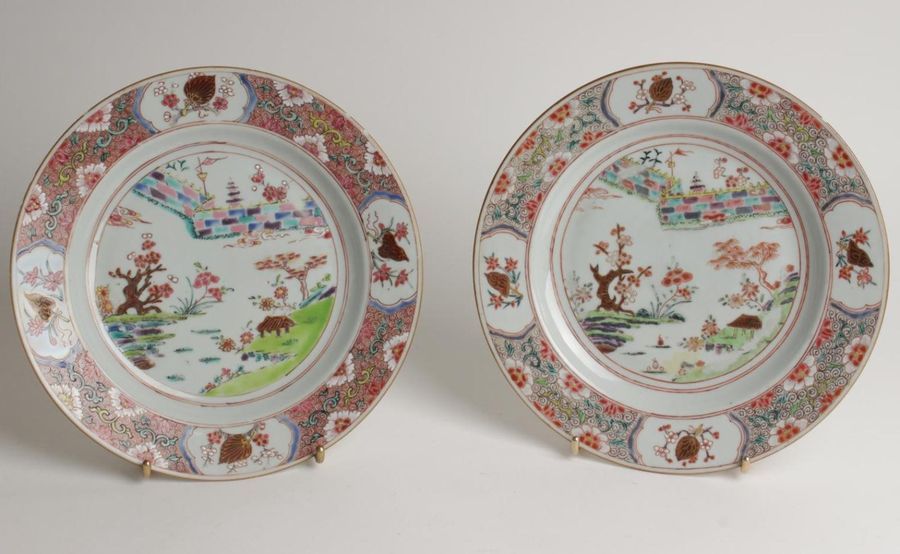 Null CHINE
Deux assiettes en porcelaine à décor polychrome des émaux de la Famil&hellip;