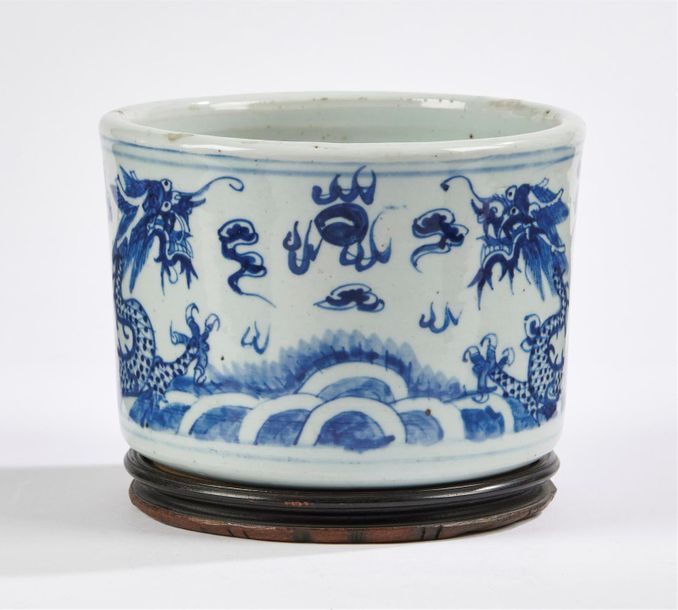 Null Chine
Jardinière circulaire en porcelaine à décor en camaïeu bleu de dragon&hellip;