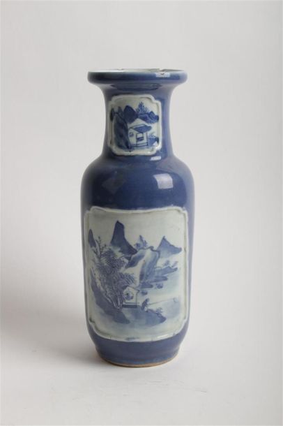 Null CHINE
Vase cylindrique en porcelaine à décor en bleu sous couverte de paysa&hellip;