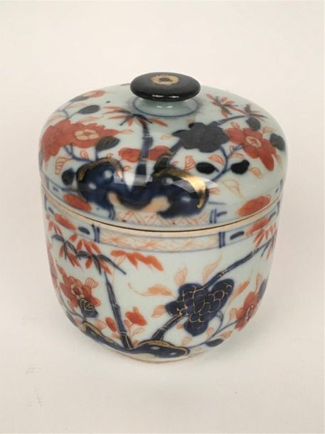 Null Chine
Pot à sucre cylindrique couvert à décor bleu, rouge et or dit Imari d&hellip;