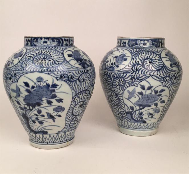 Null Japon
Plat rond en porcelaine à décor en camaïeu bleu de couples dans des p&hellip;