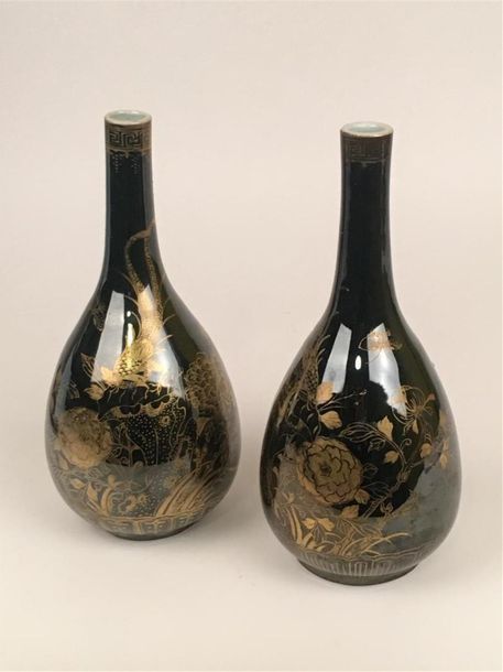 Null Chine
Paire de vases piriforme en porcelaine à décor en or de faisans sur d&hellip;