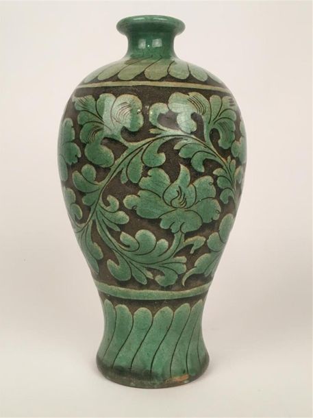 Null Chine
Vase de forme Meiping en grès émaillé vert et brun à décor de fleurs &hellip;
