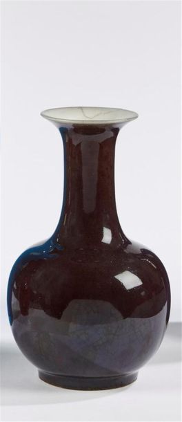 Null Chine
Vase en porcelaine de forme balustre à fond brun.
H. 19 cm.
Accident &hellip;