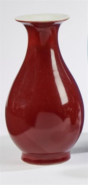 Null Chine
Vase de forme balustre en porcelaine à fond rouge.
H. 21,5 cm.
Accide&hellip;