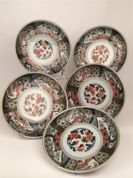 Null Japon
Cinq coupes en porcelaine à décor bleu, rouge, vert et or dit Imari d&hellip;