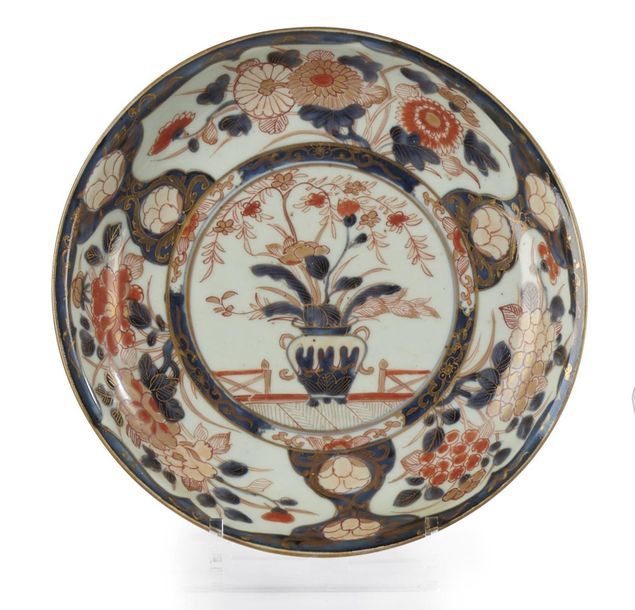 Null Japon
Coupe en porcelaine à décor bleu, rouge et or dit Imari d'une jardini&hellip;