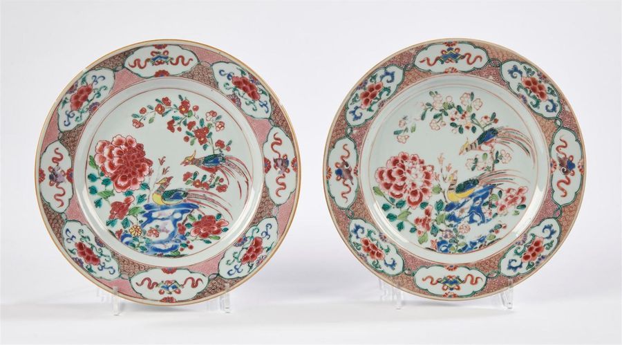 Null Chine
Deux assiettes en porcelaine à décor polychrome des émaux de la Famil&hellip;