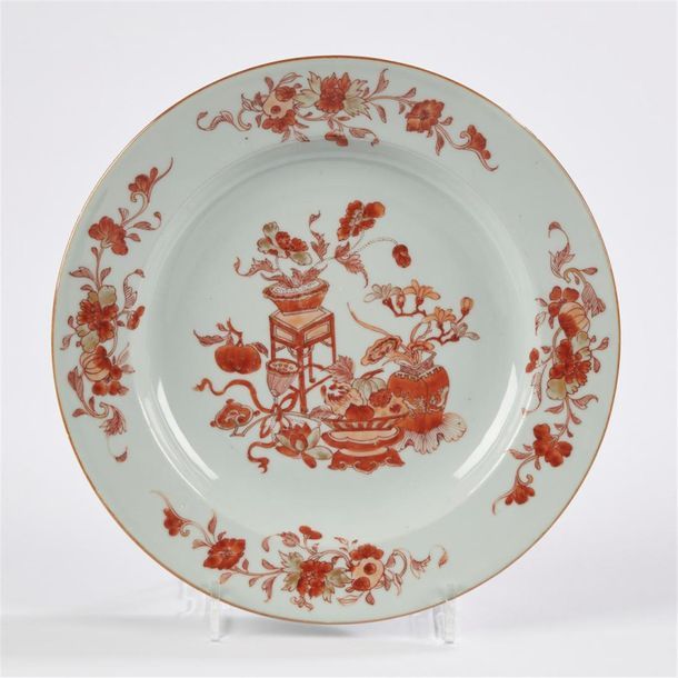 Null Chine
Assiette en porcelaine à décor en rouge de fer et or de jardinières, &hellip;