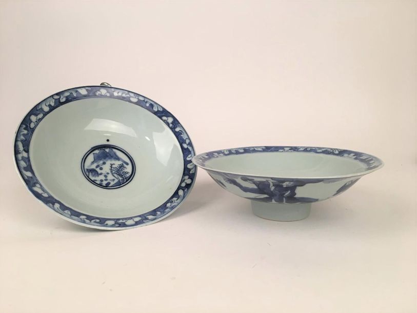 Null Japon
Deux coupes sur pied en porcelaine à décor en camaïeu bleu de paysage&hellip;