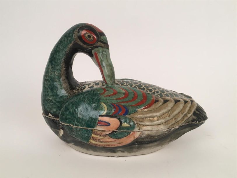 Null Japon
Petite terrine couverte en forme de canard en grès à décor polychrome&hellip;