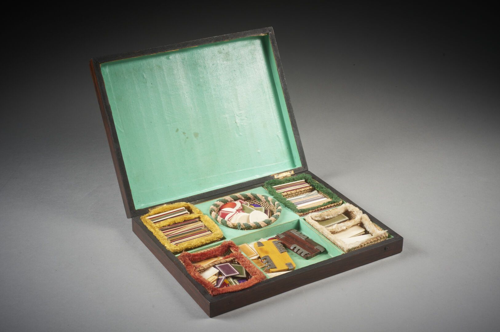 Null 镶嵌在木头上的小游戏盒
刻有 "BOSTON "的字样，内含骨头和彩色木屑
19世纪末
长：30；深：23.5；高：5厘米
(小事故)