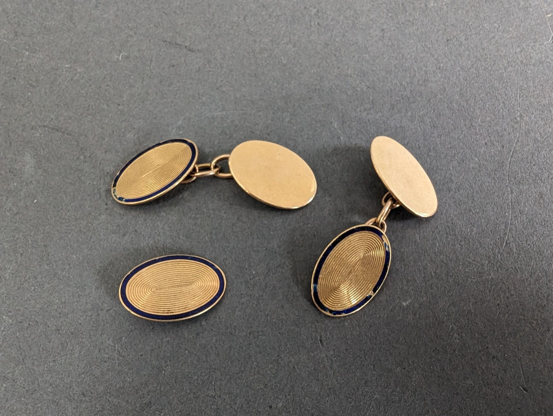 Null Pair of oval cufflinks in 18K yellow gold 
oval shape, guilloché and blue e&hellip;
