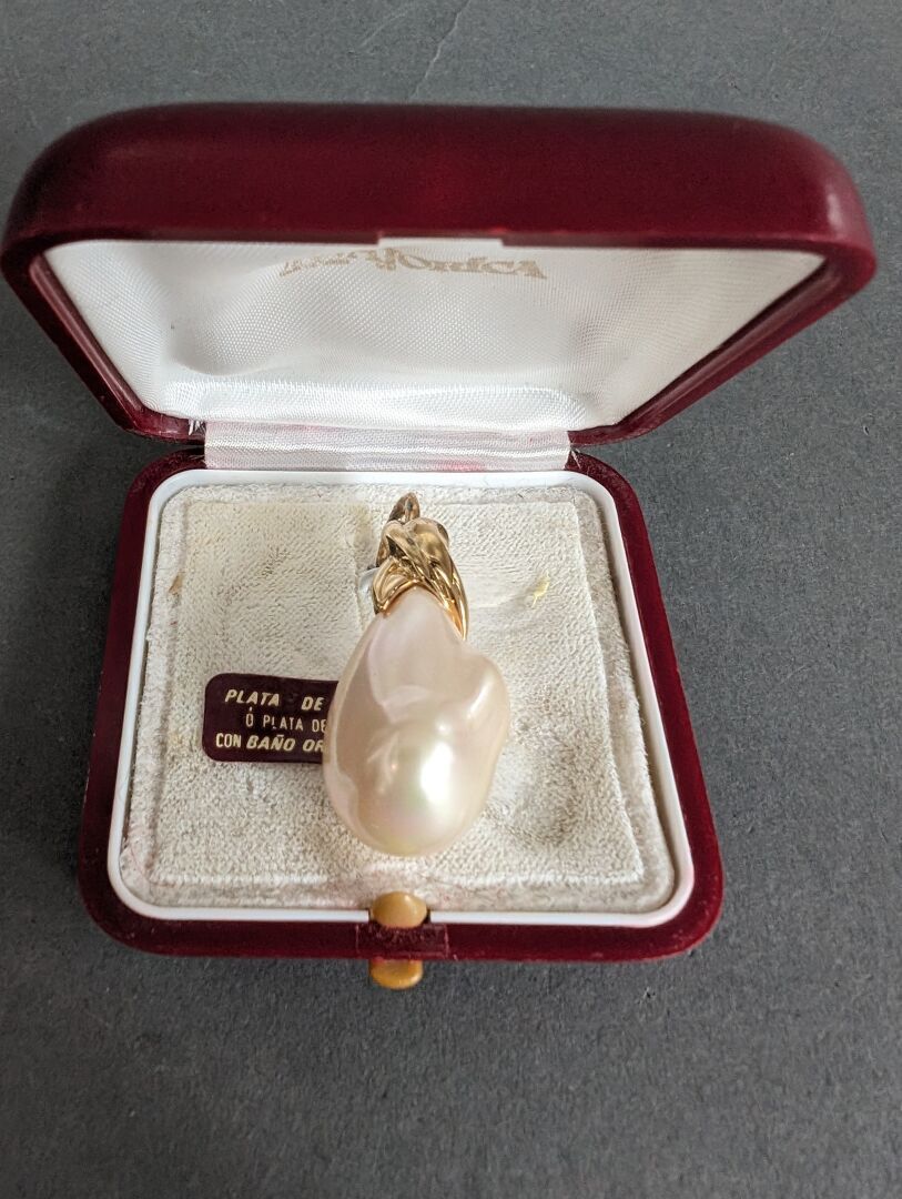 Null 镶有一颗大淡水珍珠的鎏金边吊坠
重量：11.59 克