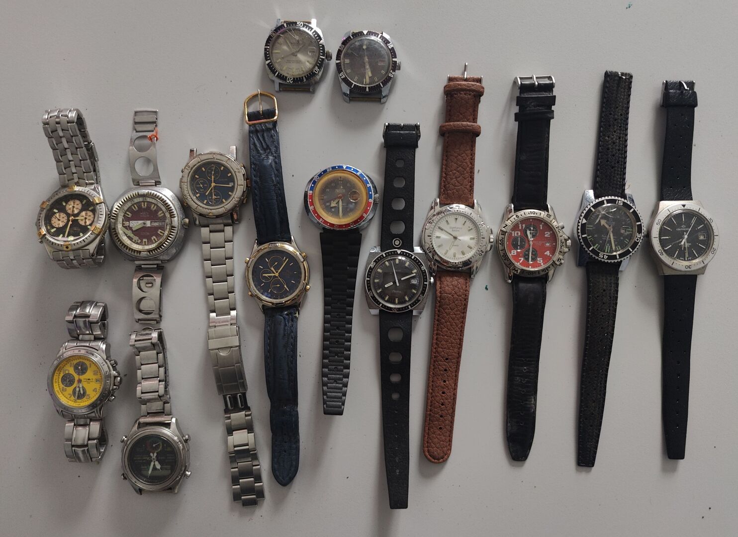 Null Lot de 14 montres chrono d'homme en métal dont TIMEX, AURORE, MATY, YOUNGER&hellip;