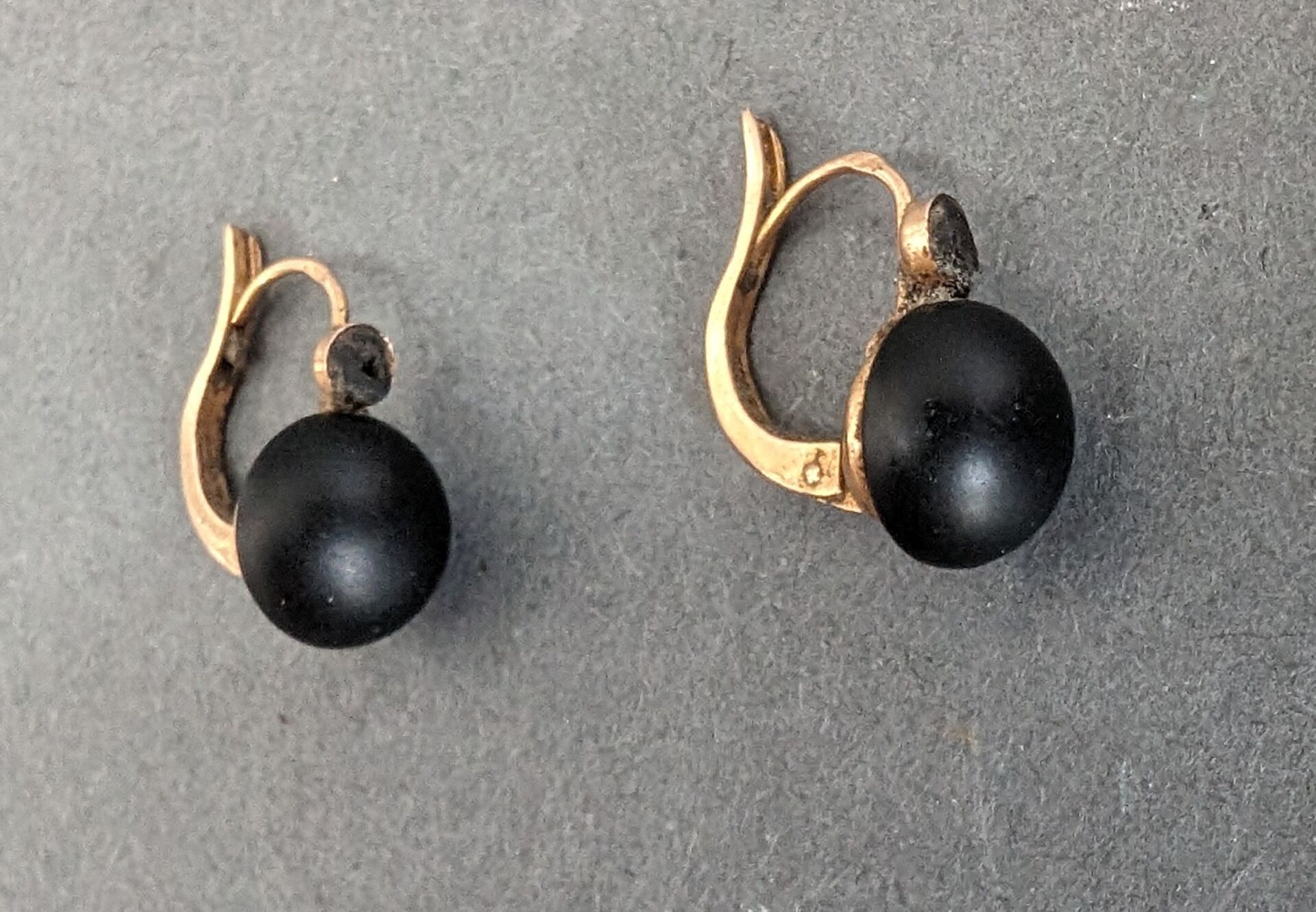 Null Ein Paar Ohrringe aus Gold und schwarzem Stein.
Bruttogewicht: 1,78 g