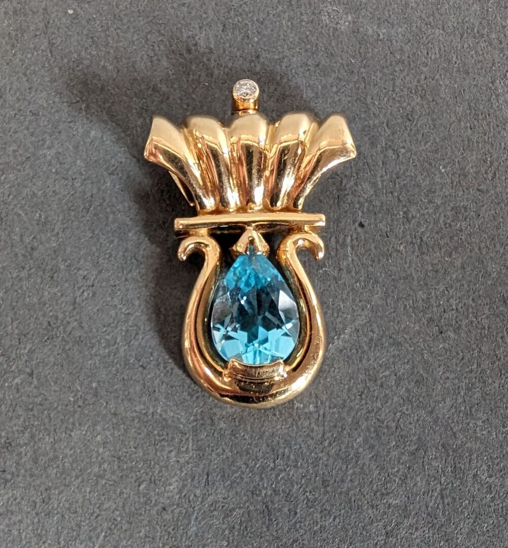 Null Pendant in 18K yellow gold set with a pear-shaped blue topaz, the bélière o&hellip;