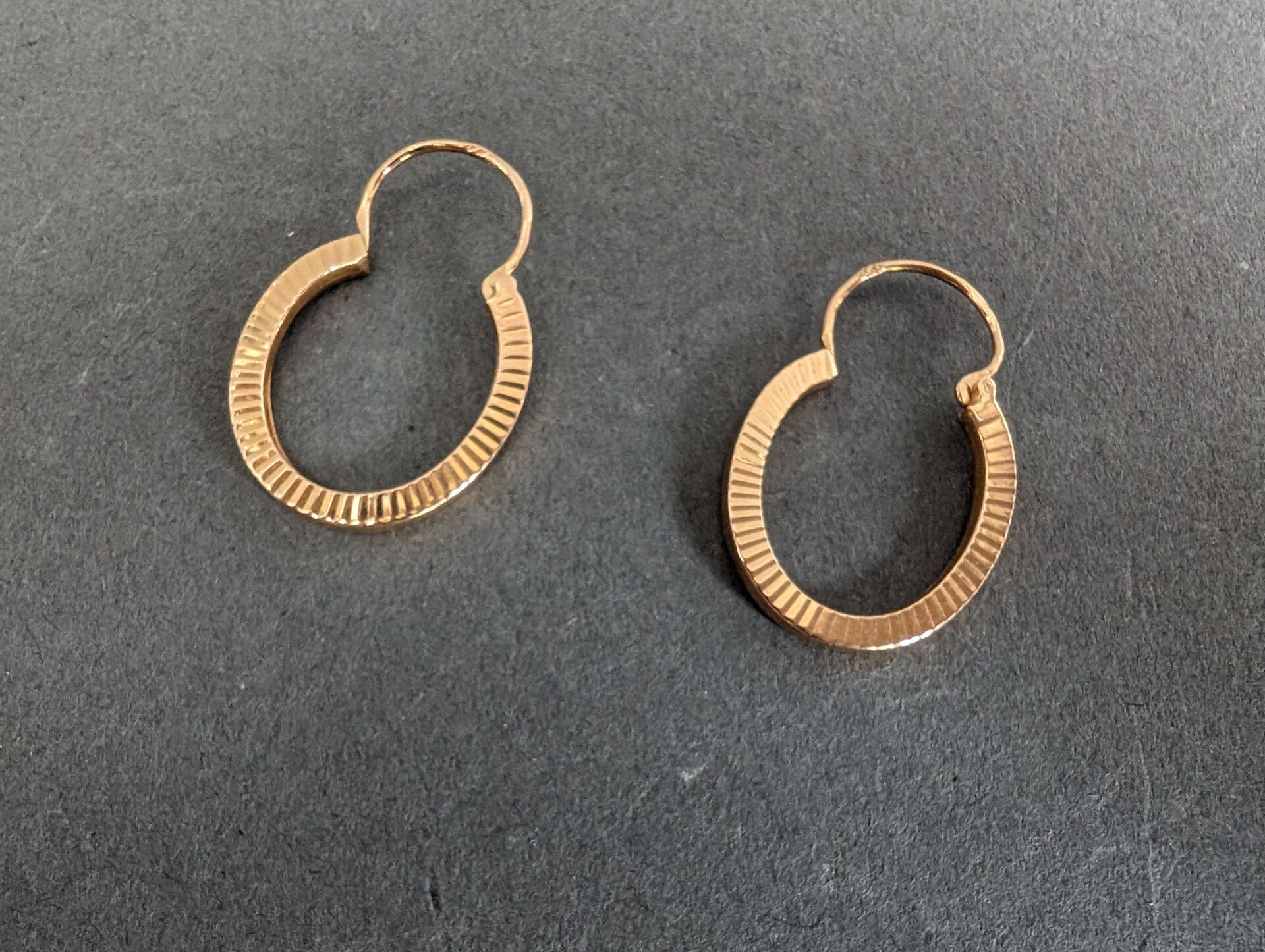 Null Ein Paar Ohrringe aus 18 K Gelbgold.
Guillochierter Ring
Gewicht: 1,48 g
