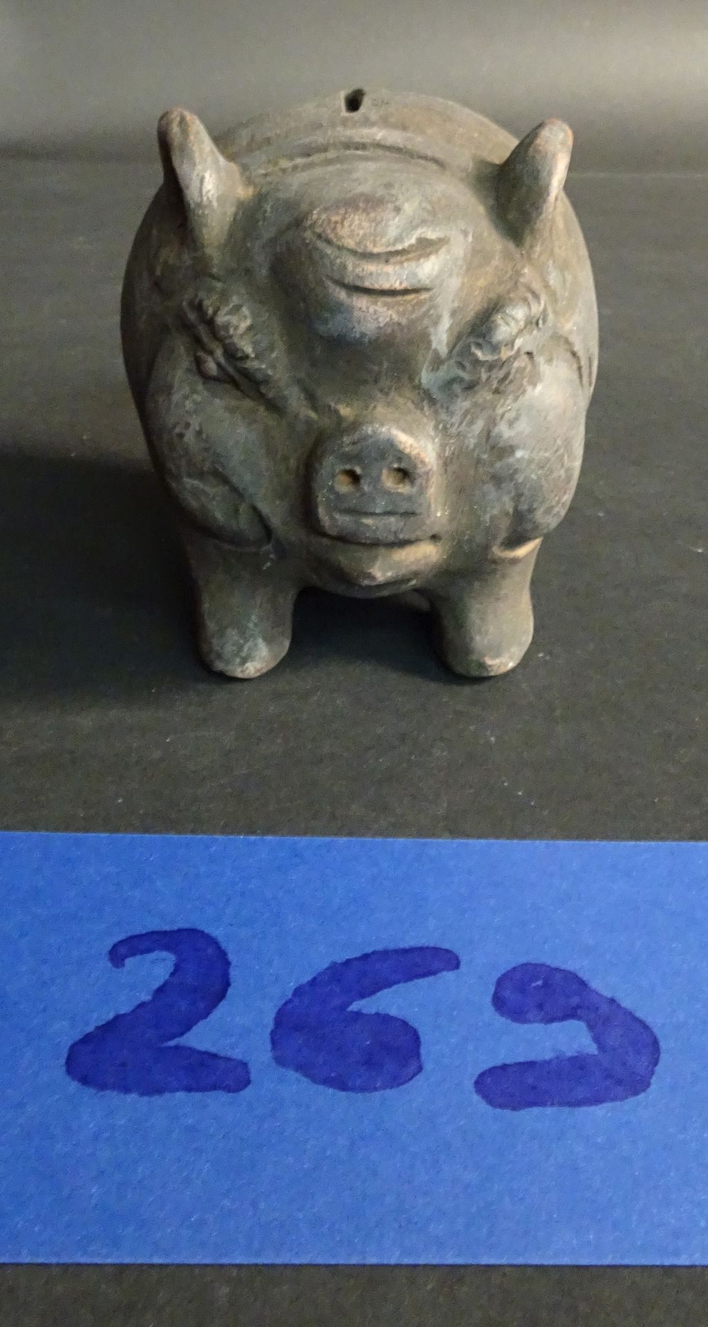 Null Sculpture « Cochon » en terre cuite, tire lire vers 1900, Chine.