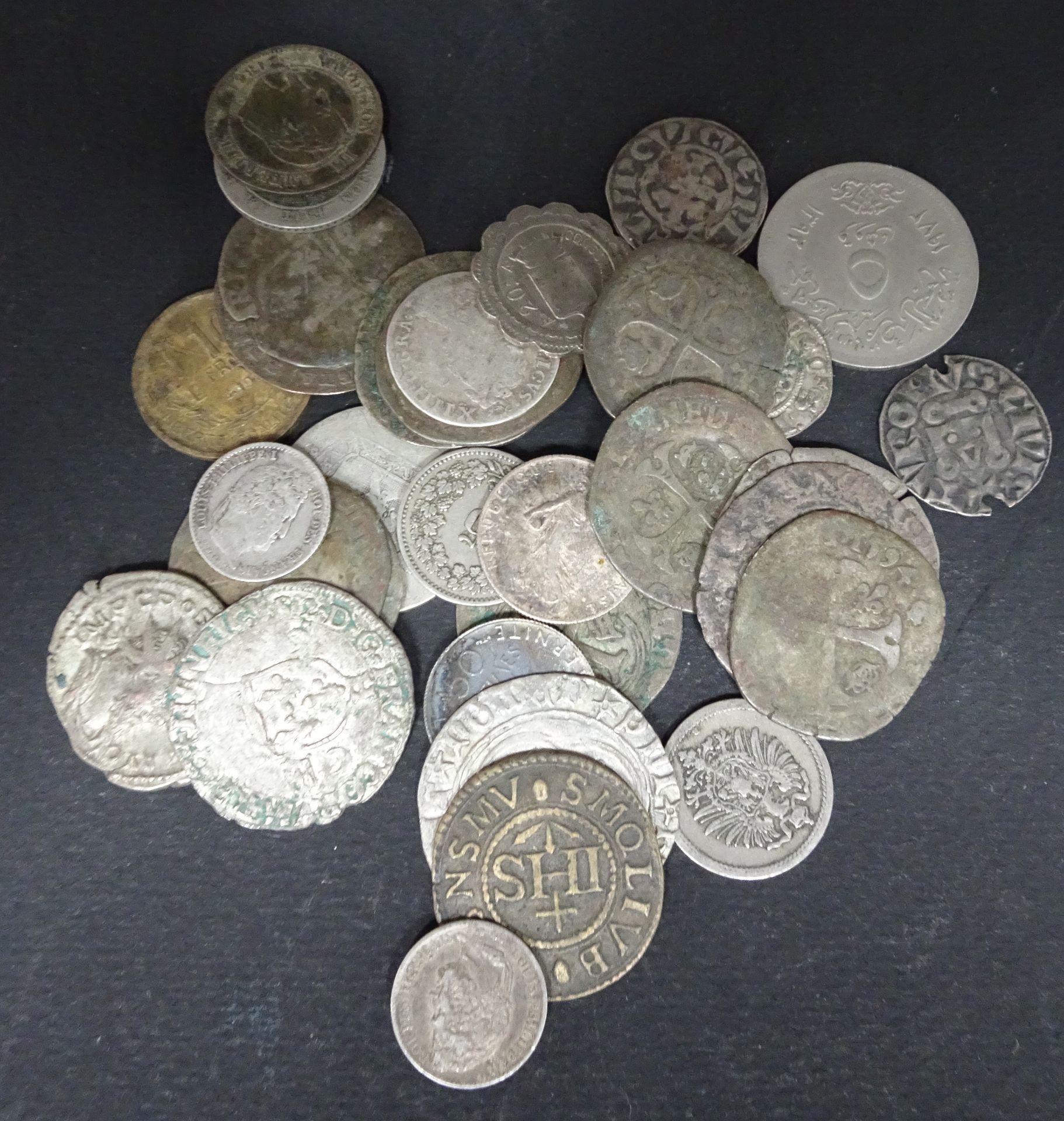 Null Lot von 35 verschiedenen Münzen zum Identifizieren.