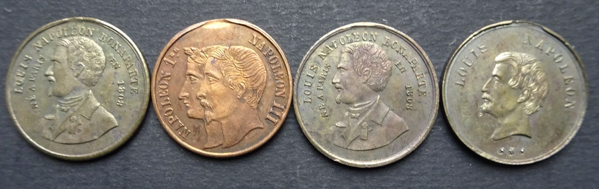 Null 2枚拿破仑三世的普选奖章+1枚拿破仑三世的奖章+1853年8月15日与拿破仑的奖章。
这套纪念章共有4枚。